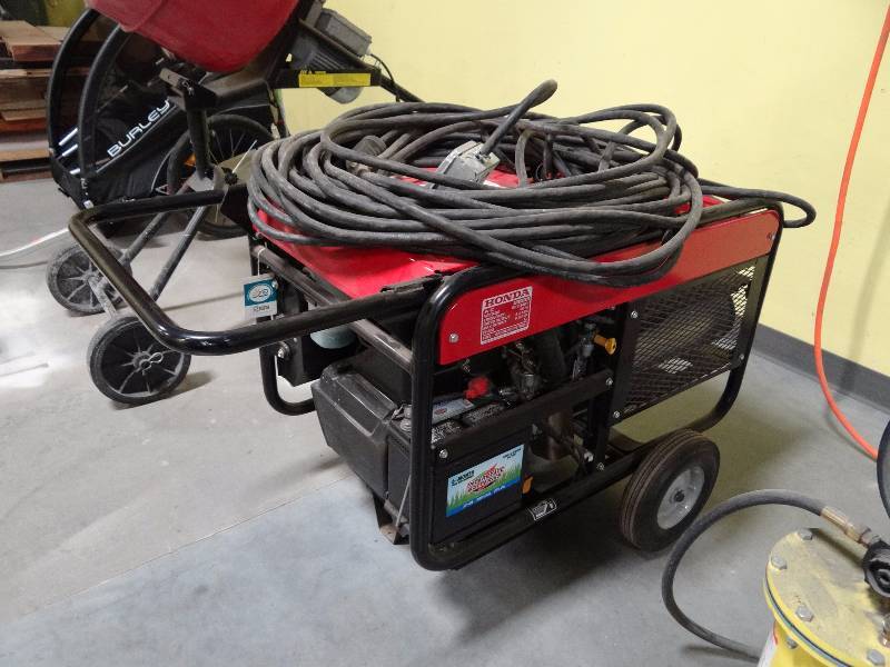 lot 5534 image: Honda 6500 Watt Gas Powered Generator