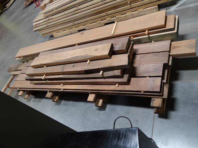 lot 5552 image: Pallet Of Seasoned Rough Cut Walnut