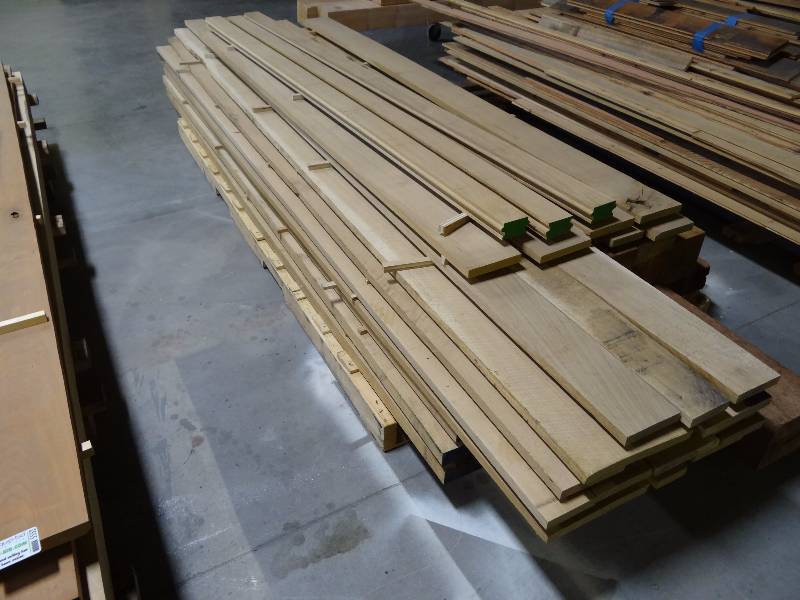 lot 5553 image: Pallet Of Seasoned Rough Cut White Oak And Cedar
