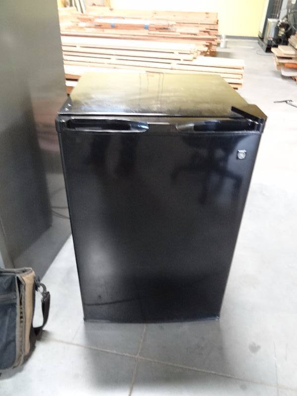 lot 5564 image: GE Mini Fridge
