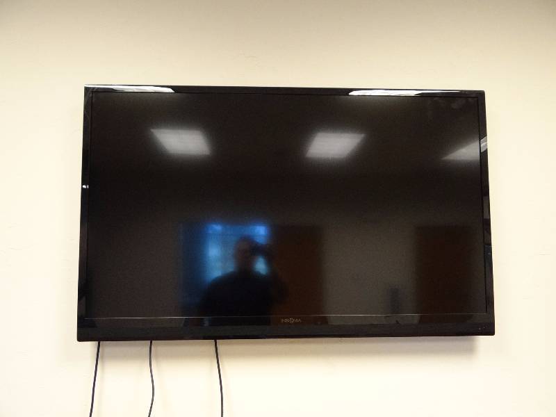 lot 5580 image: 55 Insignia HDTV With Mount