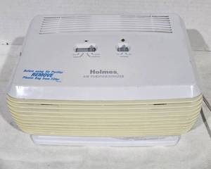 lot 44136 image: Holmes HAP-240 Air PurifierIonizer Tabletop Model Tested