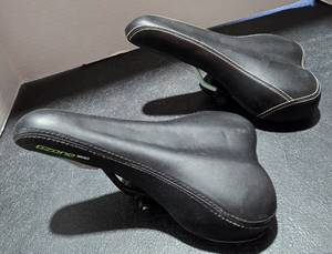lot 44160 image: 2-Bicycle Seats Look New