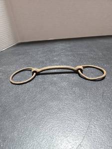 lot 44165 image: Antique Curved Mullen Mouth Loose Ring