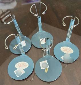 lot 44467 image: 5 Doll Stands
