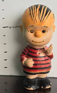 lot 44471 image: VINTAGE UNITED FEATURES SYNDICATE PEANUTS LINUS 8 LARGE VINYL FIGURE