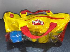 lot 44513 image: Play-Doh Set with Bag only one Can is good
