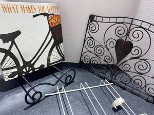 lot 44520 image: Home Decor Items - Pucture Stand, wall hangings, wine glass rack