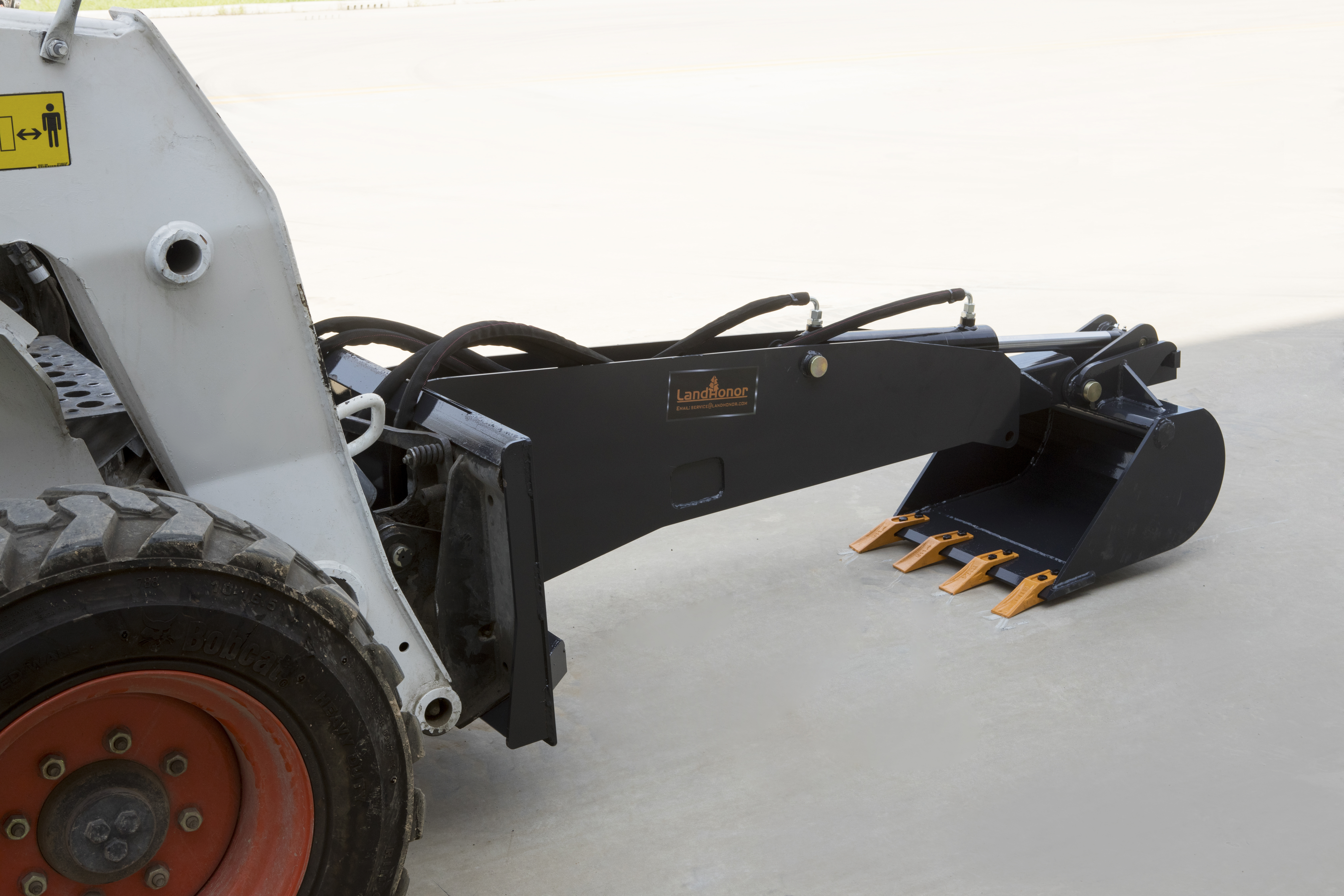 lot 2571 image: Unused Wolverine Skid Steer Backhoe DGB-14-84D