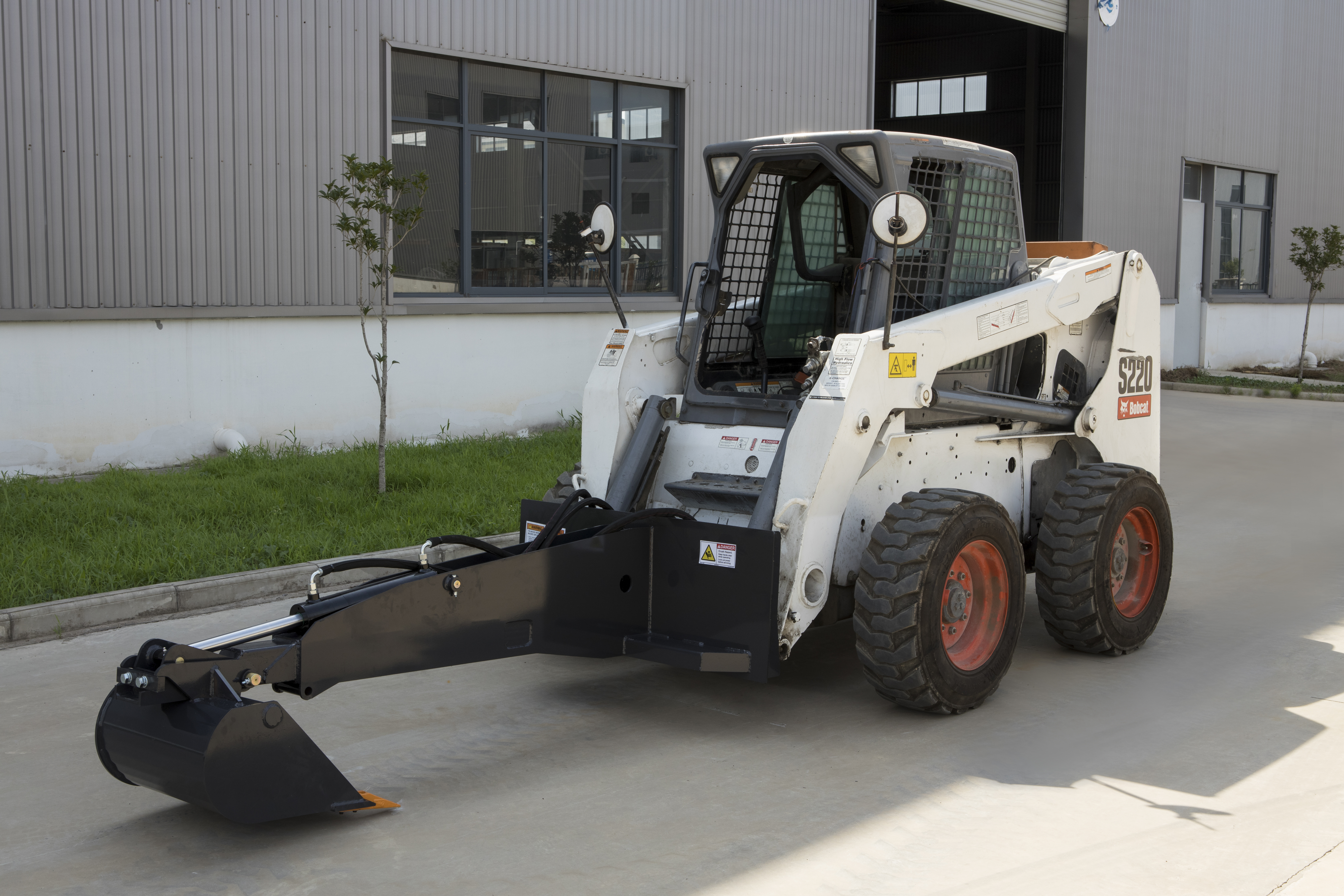 lot 2572 image: Unused Wolverine Skid Steer Backhoe DGB-14-84D