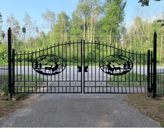 lot 1005 image: Unused 2024 Greatbear 20ft Bi-Parting Iron Gate. With artwork Deer in the Middle of Gate Frame.
