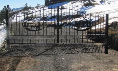 lot 1006 image: Unused 2024 Greatbear 20ft Bi-Parting Iron Gate. With artwork Deer in the Middle of Gate Frame.