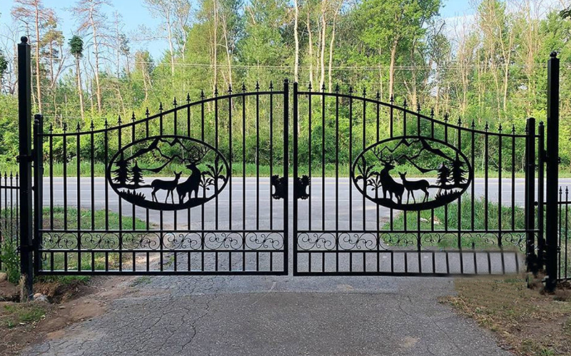 lot 1010 image: Unused 2024 Greatbear 20ft Bi-Parting Iron Gate. With artwork Deer in the Middle of Gate Frame.