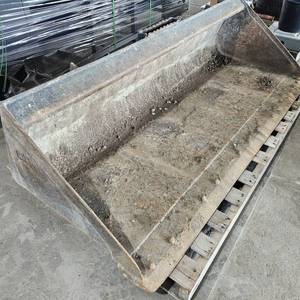 lot 3320 image: CAT Skid Steer Bucket  73in Bucket