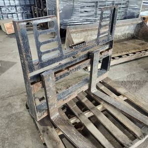 lot 3322 image: Mounting Universal Skid Steer Pallet Forks  48in Forks