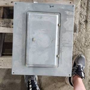 lot 3326 image: Circuit Breaker Box w Breakers