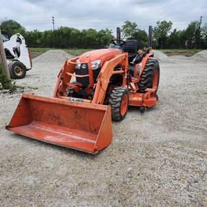 lot 11 image: Kubota B2650 Tactor w 72 Inch Belly Mower  724 Hours