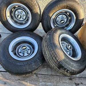 lot 54000 image: Set Of 4 - GM 15 Rally Wheels, With Trim Rings and Center Caps.