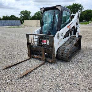 lot 9 image: 2019 T-595 Bobcat Skid Steer w Tooth Bucket & Pallet Forks  1330 Hours