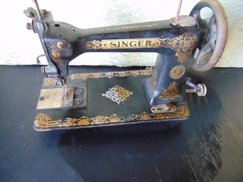 lot 4206 image: Vintage Metal Singer Sewing Machine