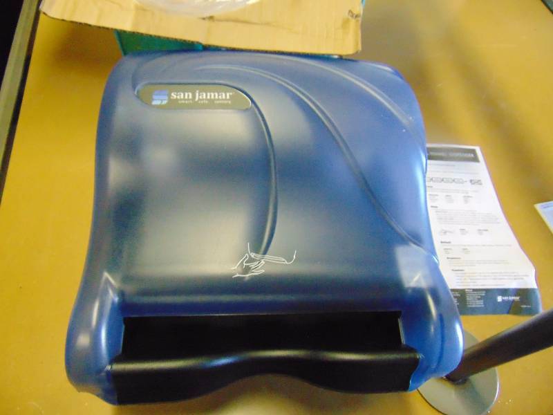 lot 4316 image: San Jamar Electronic Touchless Towel Dispenser Ocean Blue