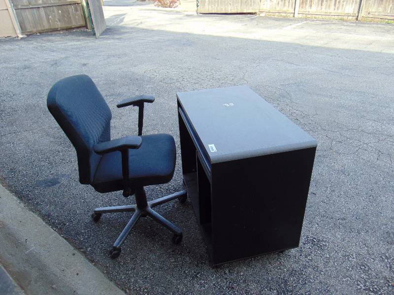 lot 4359 image: Work station desk on  caster wheels w chair, 35 x 19-12 x 30
