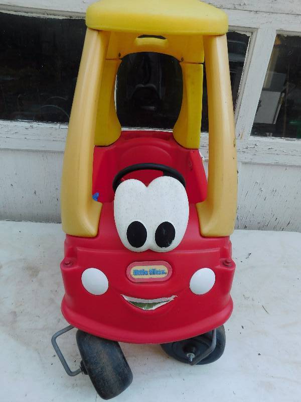 lot 18 image: Little Tikes Toy Car