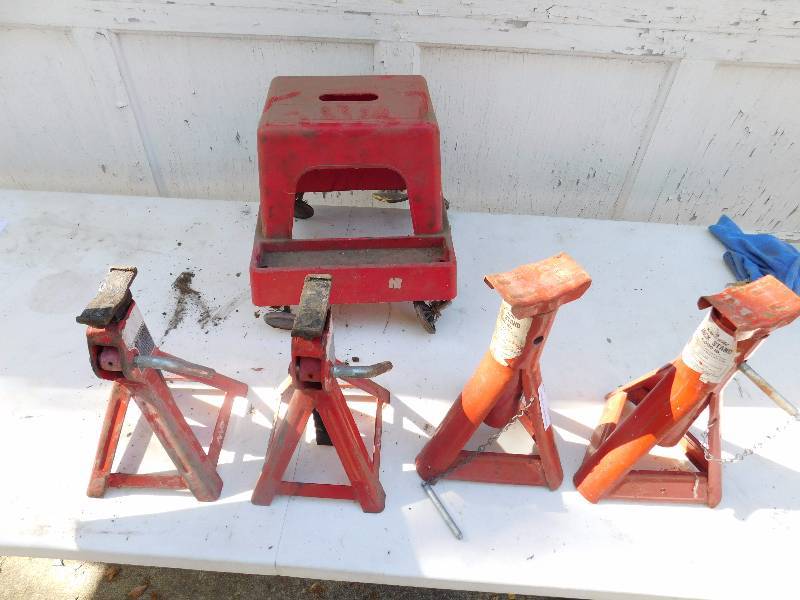 lot 195 image: 4 Jack Stands Karwrite & Mechanics Rolling Seat