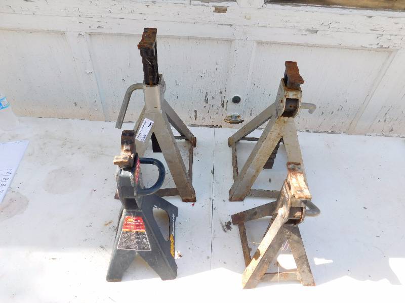 lot 196 image: 4 Jack Stands - 3 Prolift & 1 MVP Super Lift