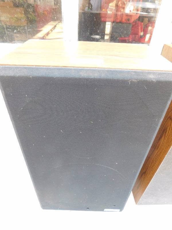 lot 7 image: 2 KLH Audio System Speakers