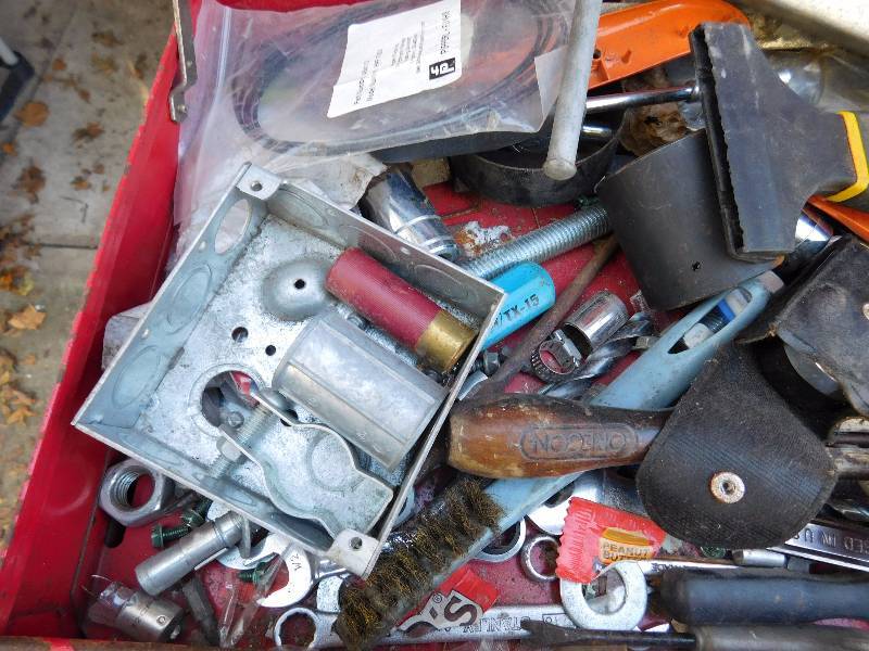 lot 10 image: Popular Mechanics Tool Box