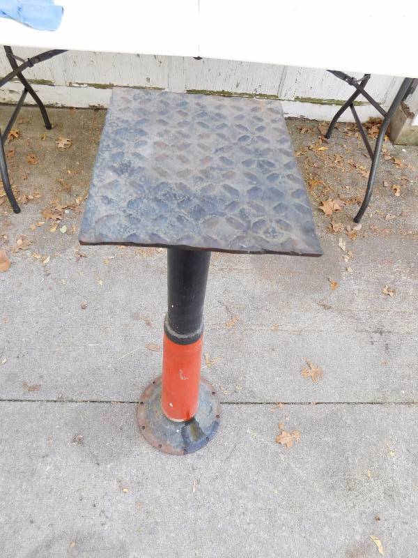 lot 13 image: Metal Base Stand