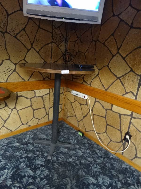 lot 412 image: Tall round table with metal base, no contents.