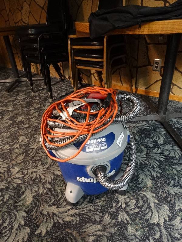 lot 423 image: 6 gallon shop vac, only been used on pool tables.