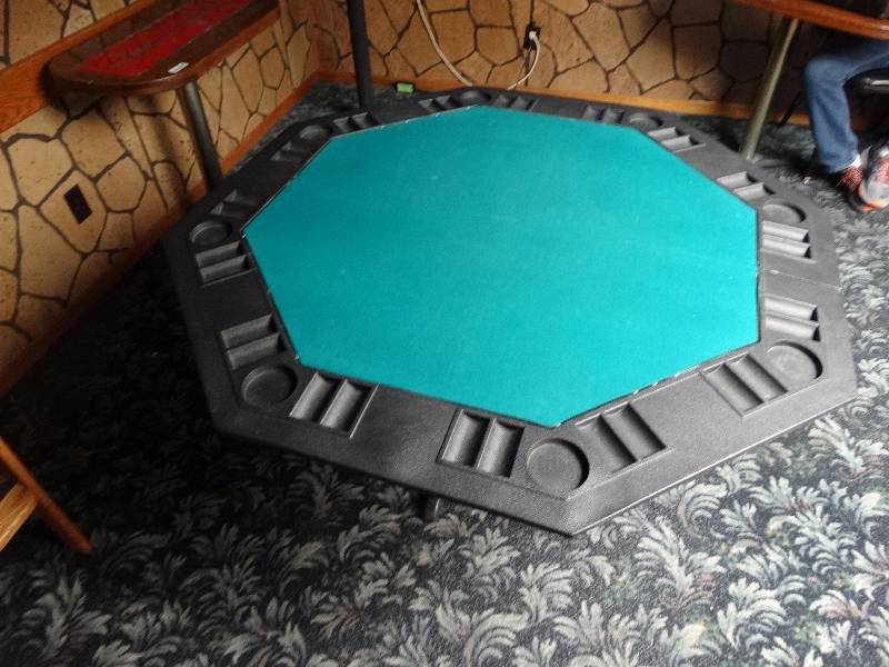 lot 431 image: Table top poker table. has carry case.