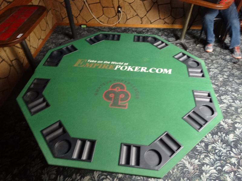 lot 432 image: Table top poker table. has carry case.