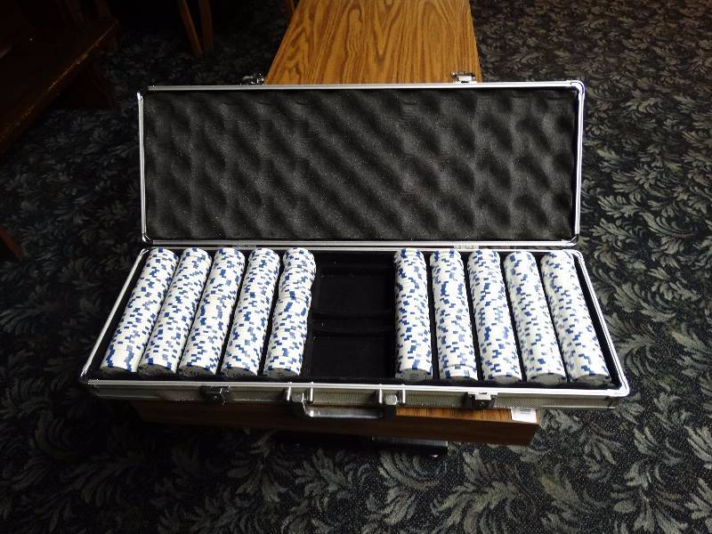 lot 435 image: Poker chip set in case.