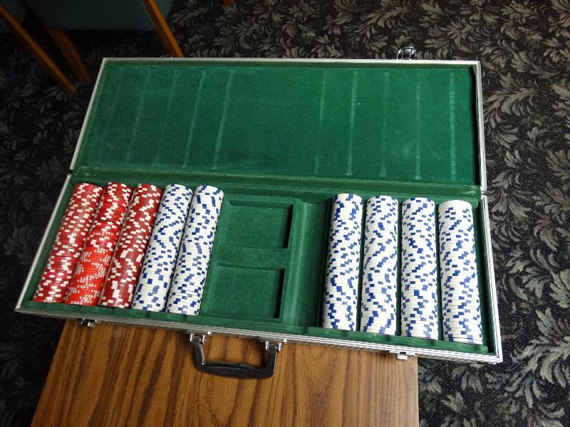 lot 436 image: Poker chip set in case.