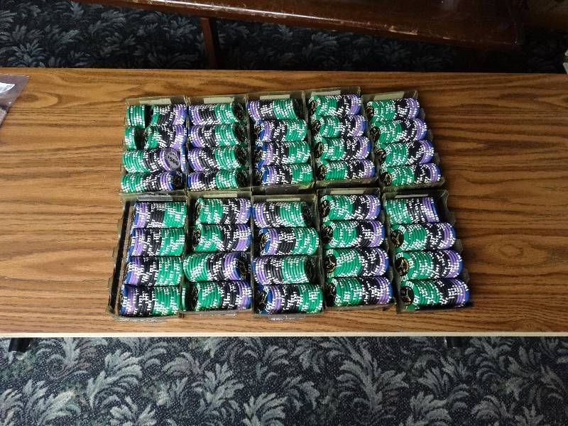 lot 439 image: 10 trays of poker chips.