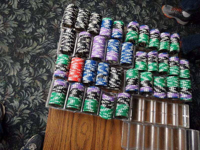lot 440 image: 7 trays of poker chips and 2 empty trays.