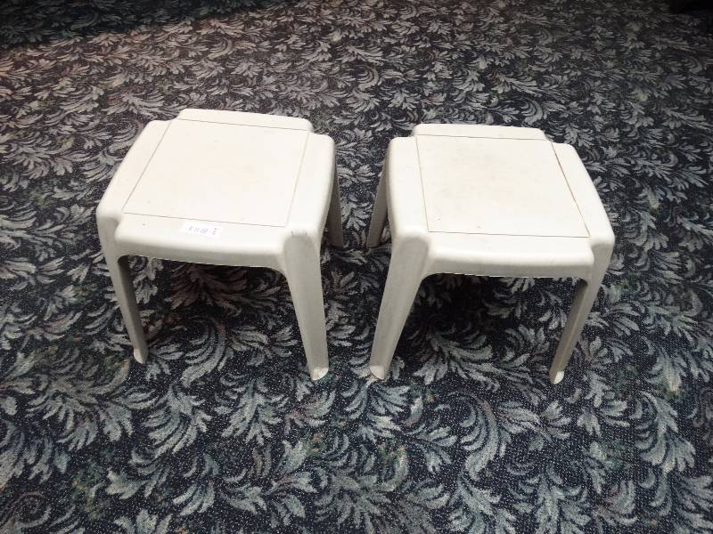lot 443 image: 2 small plastic tables.