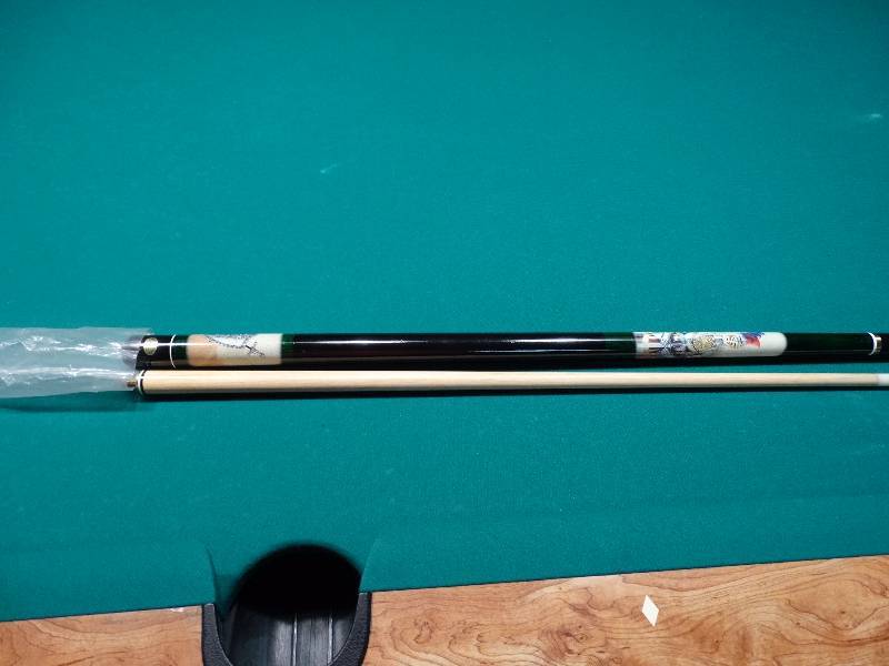lot 460 image: New pool cue.