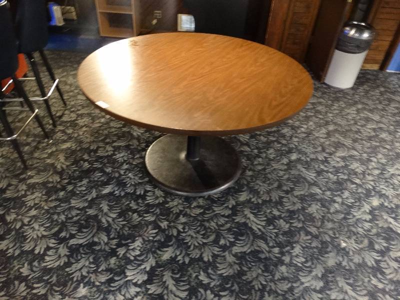 lot 462 image: Big round table. wood top, metal base. heavy.