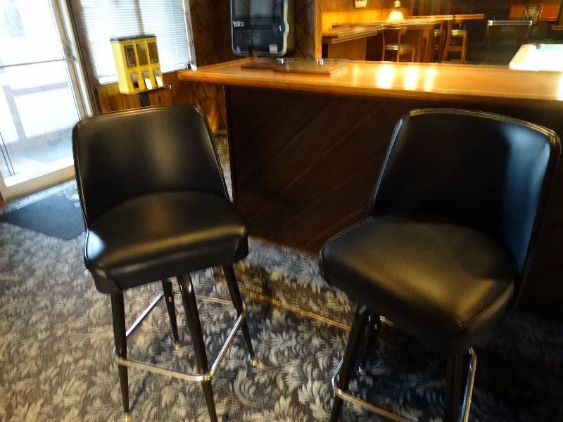 lot 480 image: 2 swivel barstools with back rest.