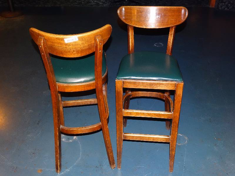 lot 523 image: 2 bar height stools.