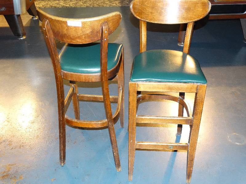lot 525 image: 2 bar height stools.
