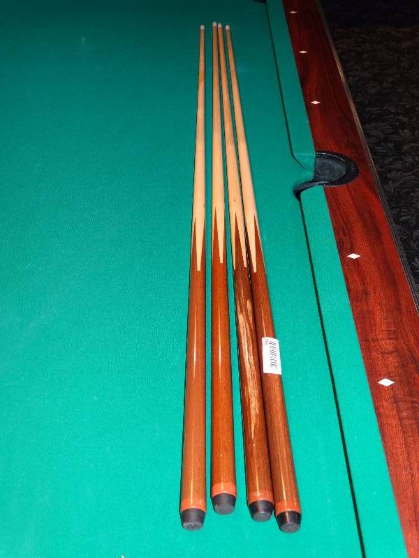 lot 542 image: 4 pool cues.