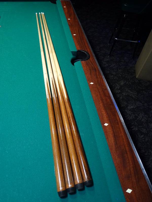lot 543 image: 4 pool cues.