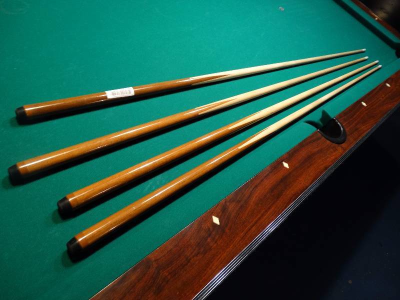 lot 549 image: 4 pool cues.