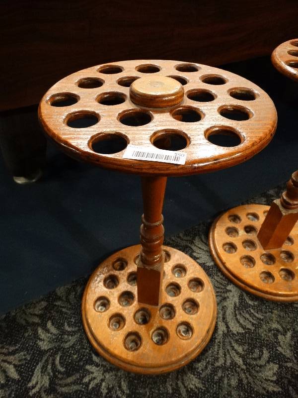 lot 550 image: Wood pool cue holder